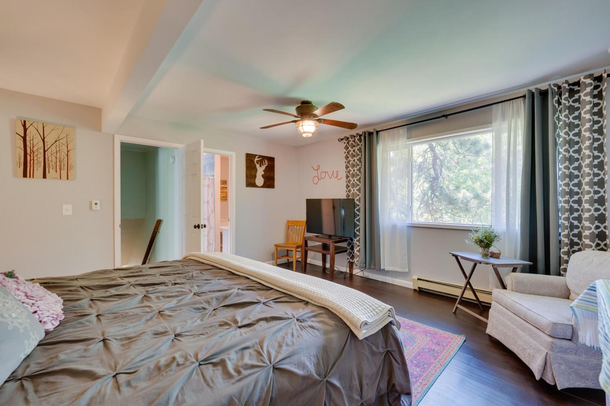 Stunning Golden Home With Deck About 35 Mi To Denver! Экстерьер фото