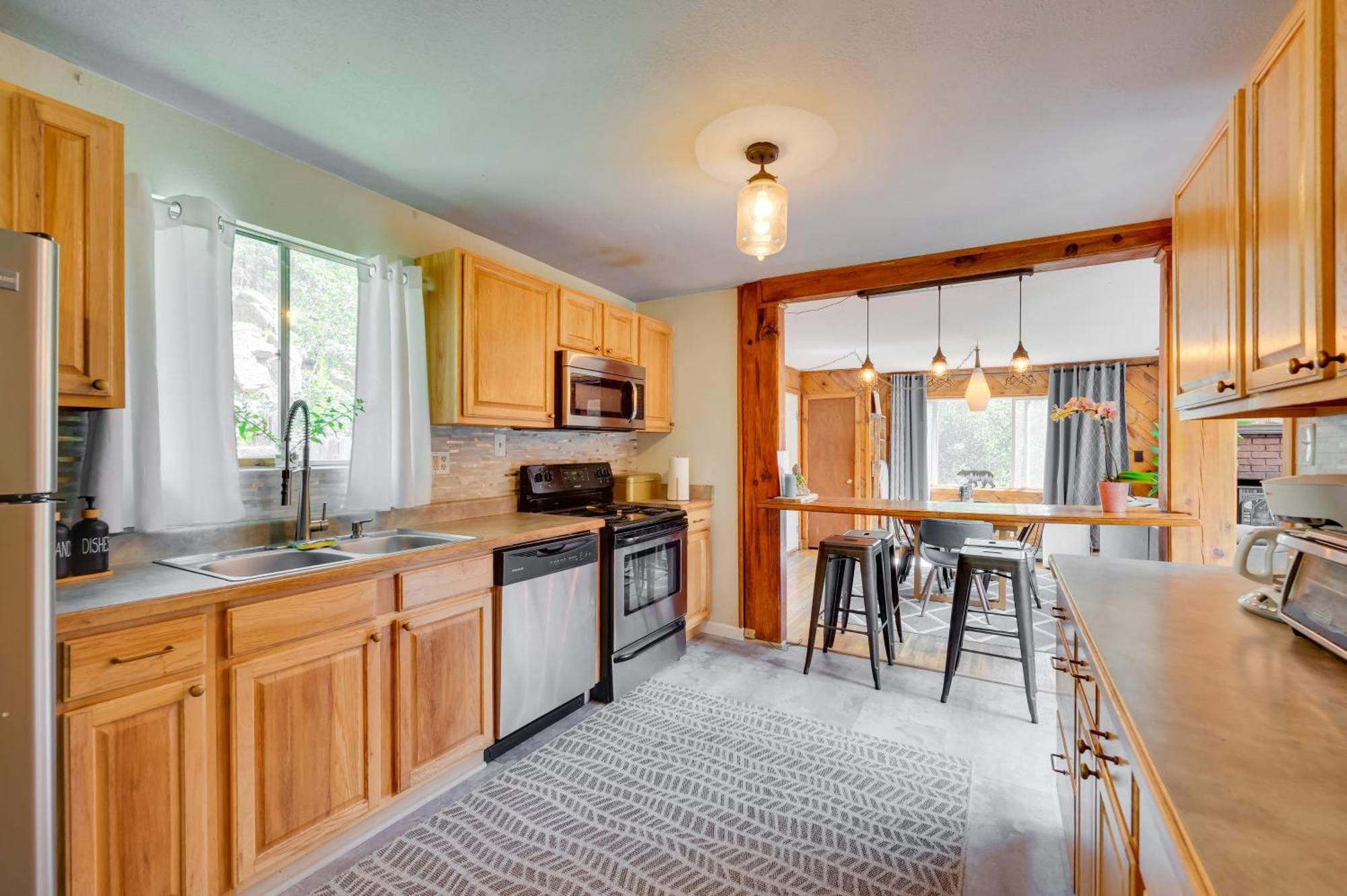 Stunning Golden Home With Deck About 35 Mi To Denver! Экстерьер фото