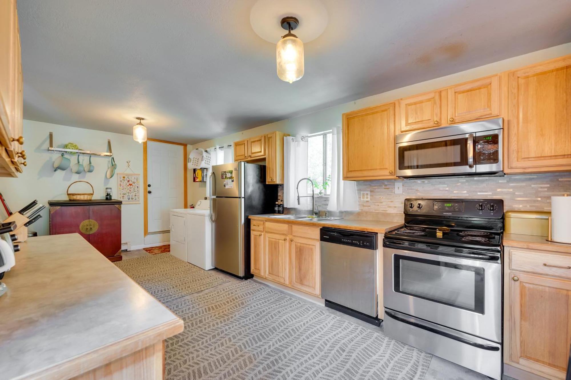 Stunning Golden Home With Deck About 35 Mi To Denver! Экстерьер фото