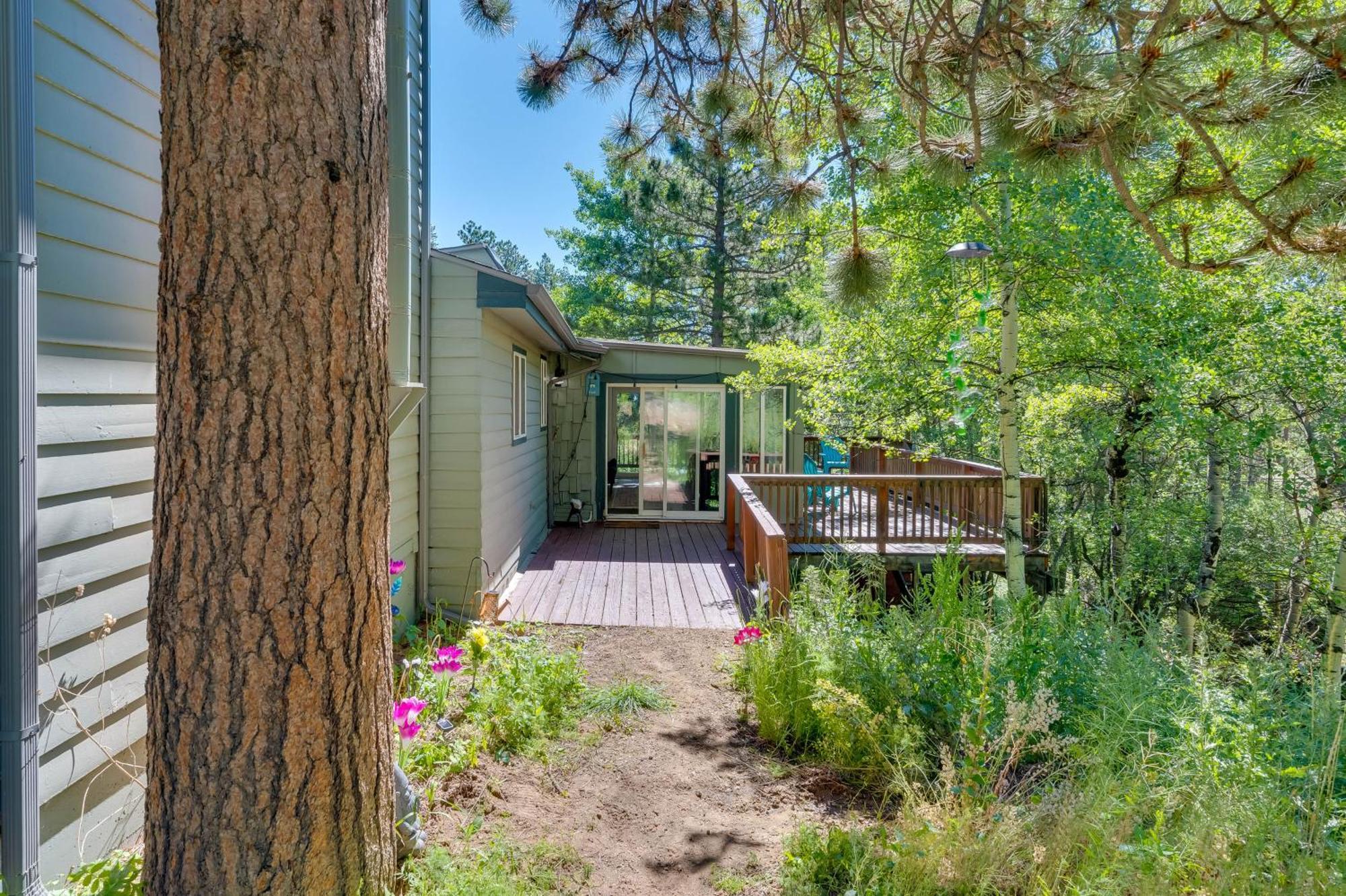 Stunning Golden Home With Deck About 35 Mi To Denver! Экстерьер фото