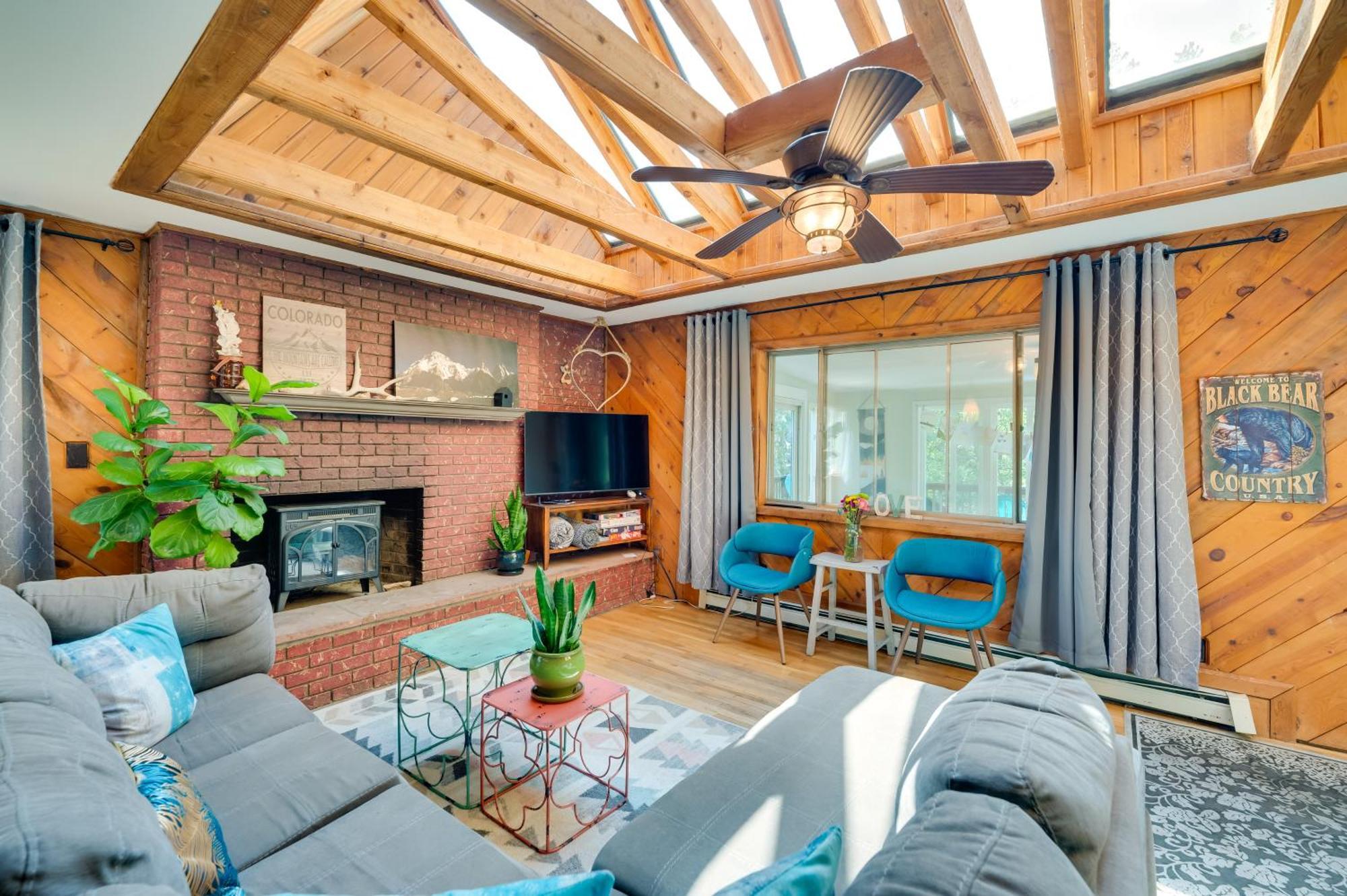 Stunning Golden Home With Deck About 35 Mi To Denver! Экстерьер фото