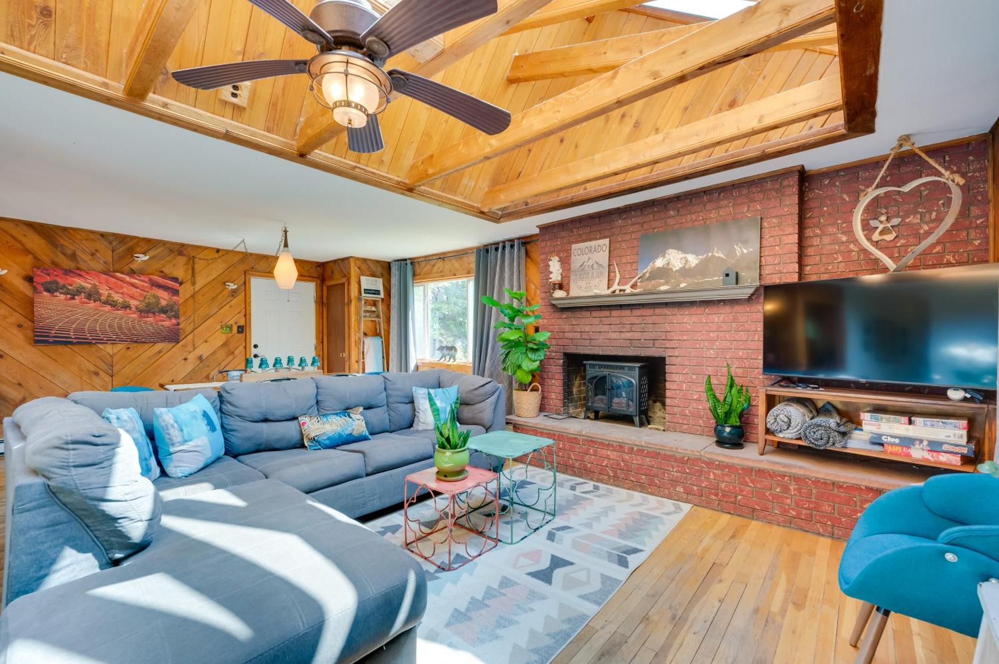 Stunning Golden Home With Deck About 35 Mi To Denver! Экстерьер фото